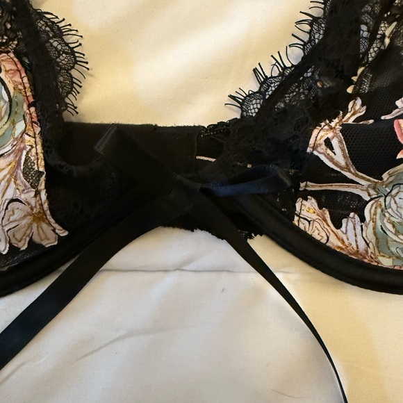 Victoria’s Secret Floral Lace Black Bra Dream Angels low cut Demi 38C - Picture 3 of 7
